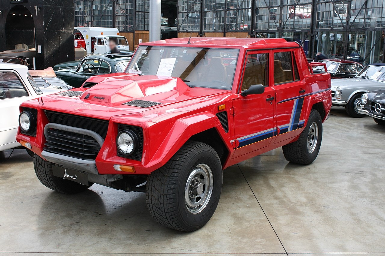 1280px-Lamborghini_LM002_Gen1_Type129_1986-1993_1988_frontleft_2013-03-17_U.jpg